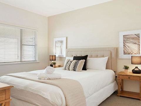 Ocean Blue Apartment One Oceanfront Apartment - Accommodation Sydney 6