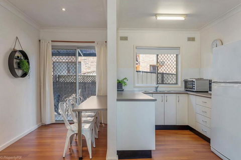 Jamaica Holiday Units - Sydney 4u 6