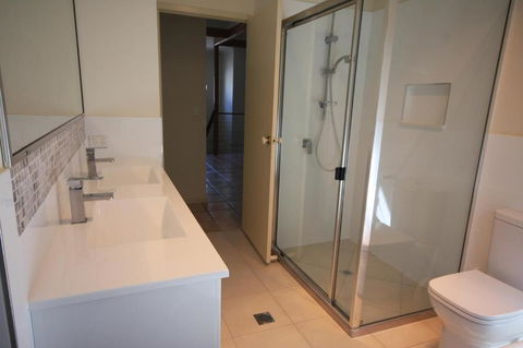 20 Orania Court Spacious Home With Swimming Pool - Sydney 4u 5