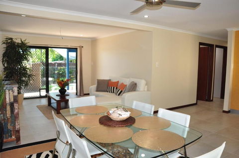 43 Double Island Drive Two Level Holiday Home With Swimming Pool. Located Close To Beach & CBD - Sydney 4u 6