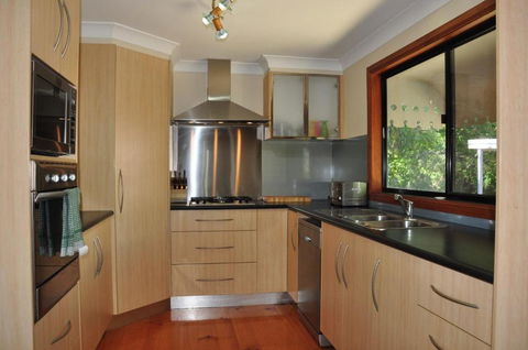 43 Double Island Drive Two Level Holiday Home With Swimming Pool. Located Close To Beach & CBD - Sydney 4u 1