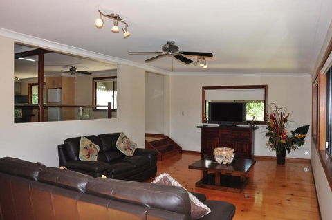 43 Double Island Drive Two Level Holiday Home With Swimming Pool. Located Close To Beach & CBD - Sydney 4u 5