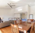 Unit 5 Rainbow Surf Modern double storey townhouse with large shared pool close to beach  shop - Accommodation Sydney
