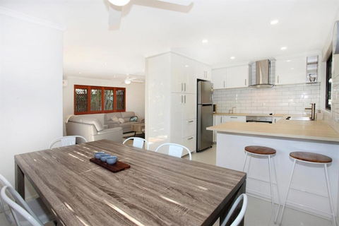 FABULOUS HOLIDAY HIDEAWAY COOLUM BEACH - Accommodation Sydney 6