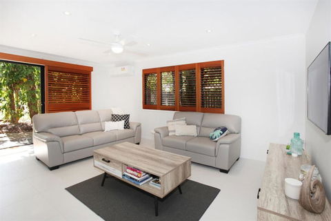 FABULOUS HOLIDAY HIDEAWAY COOLUM BEACH - Accommodation Sydney 2