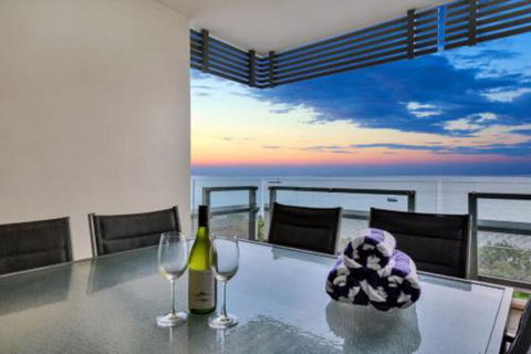 Oceana Darwin Central Oceanfront 3 Bedroom 2 Lounge Room Pool Gym Tennis Court Sleeps 9 - Accommodation Sydney 0