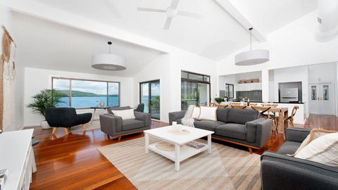 Baywatch Beachfront Bliss Executive Home - Sydney 4u 5