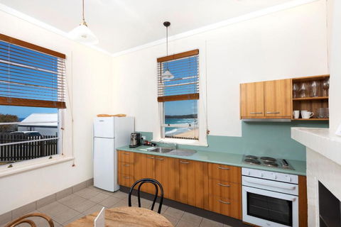 Seal Rocks Lighthouse Cottages - Accommodation Sydney 5