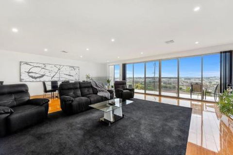 BENGALEE EXECUTIVE TOWNHOUSE MODERN & STYLISH - Accommodation Sydney 6