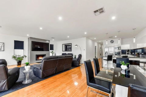 BENGALEE EXECUTIVE TOWNHOUSE MODERN & STYLISH - Accommodation Sydney 2
