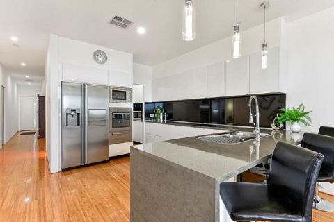 BENGALEE EXECUTIVE TOWNHOUSE MODERN & STYLISH - Accommodation Sydney 5