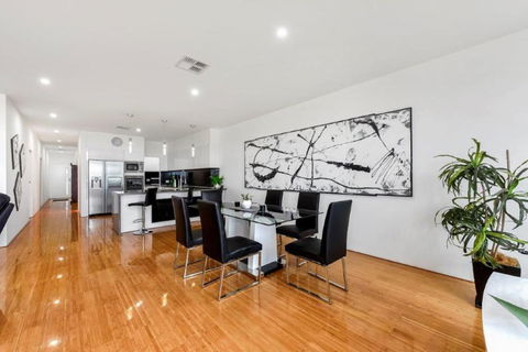 BENGALEE EXECUTIVE TOWNHOUSE MODERN & STYLISH - Accommodation Sydney 3