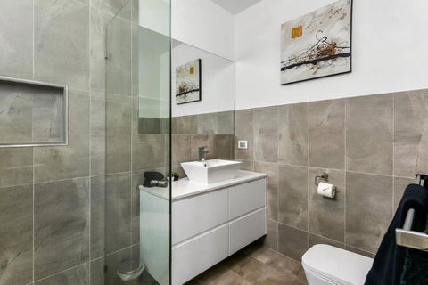 BENGALEE EXECUTIVE TOWNHOUSE MODERN & STYLISH - Accommodation Sydney 1