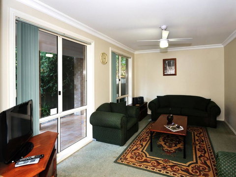 Four Bedroom Quality Townhouse - Accommodation Sydney 4