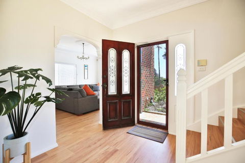 The Crescent Pet Friendly 1 Min To Beach - Accommodation Sydney 3