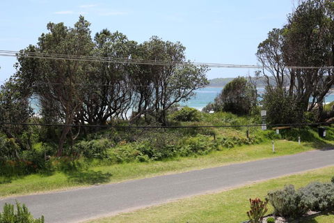 The Crescent Pet Friendly 1 Min To Beach - Accommodation Sydney 5