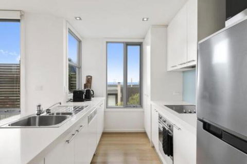 POINT GREY APARTMENT 2 Ocean VIews With Wifi - Accommodation Sydney 5