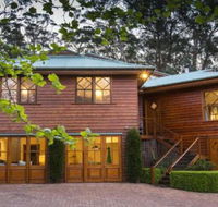 Treetops elegant inviting designer cedar home - Accommodation Sydney