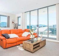 Spacious Central Apartment Walking Distance To Beach - Accommodation Sydney