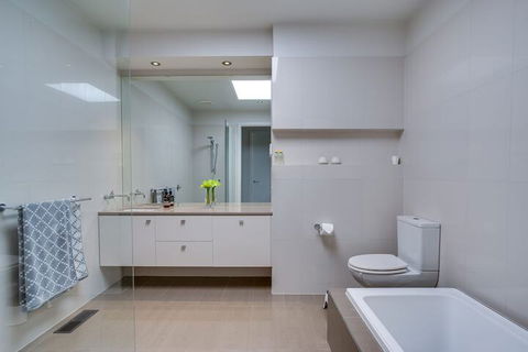 Kalina Retreat Tennis & Pool - Accommodation Sydney 7