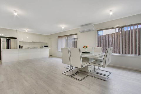 V & V Family Dream Away - Sydney 4u 4