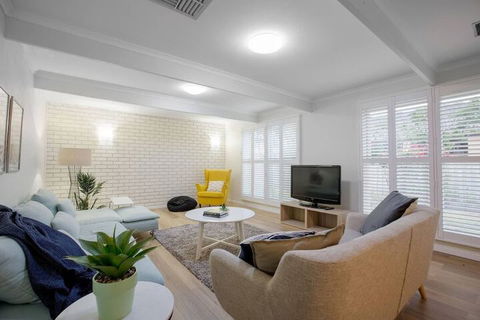 Quiet & Peaceful 3bed2bath Home @keilor Downs - Sydney 4u 4