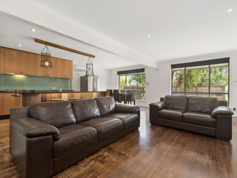 Family Foreshore Favourite - Accommodation Sydney 5
