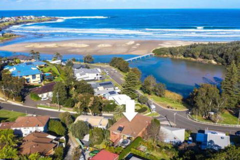 Seven Smiles Riverside Location & Ocean Views - Accommodation Sydney 0