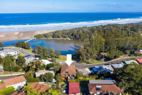 Seven Smiles Riverside Location & Ocean Views - Accommodation Sydney 2