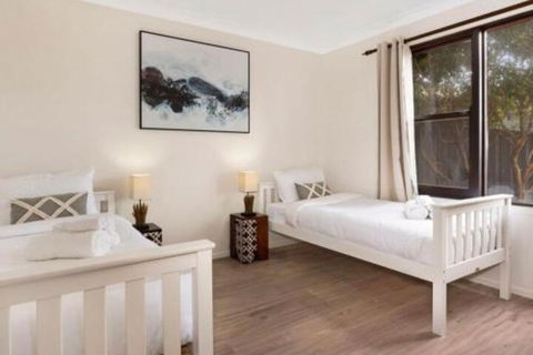 Seven Smiles Riverside Location & Ocean Views - Accommodation Sydney 7
