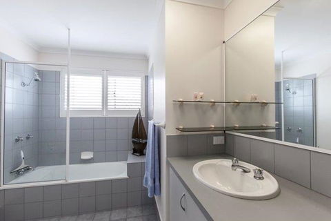 Home Away From Home With Sweeping Ocean Views Unit 12 60 Peregian Esplanade - Accommodation Sydney 3