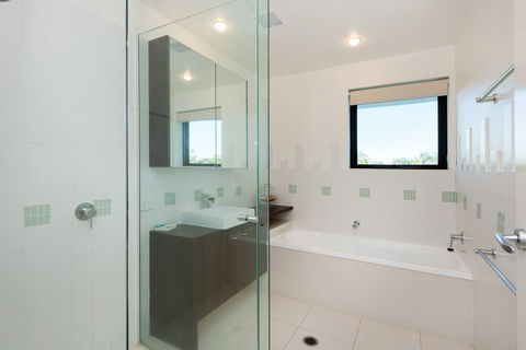 Stylish Beach Side Apartment Unit 5 33 Lorikeet Drive - Accommodation Sydney 2