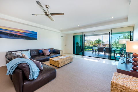 Stylish Beach Side Apartment Unit 5 33 Lorikeet Drive - Accommodation Sydney 5