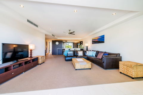 Stylish Beach Side Apartment Unit 5 33 Lorikeet Drive - Accommodation Sydney 4