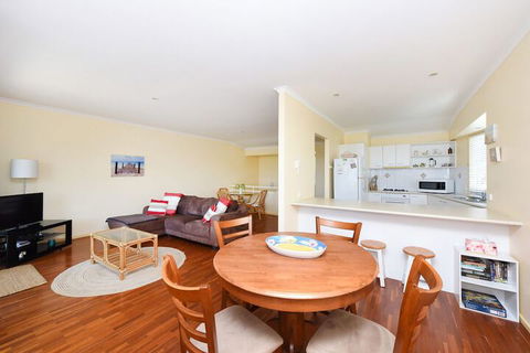 Sunbright 2/5 Petrel Street - Accommodation Sydney 3