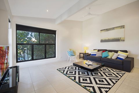 Minutes Walk To Peregian Beach & Surf! Unit 1 / 28 Pelican Street - Accommodation Sydney 5