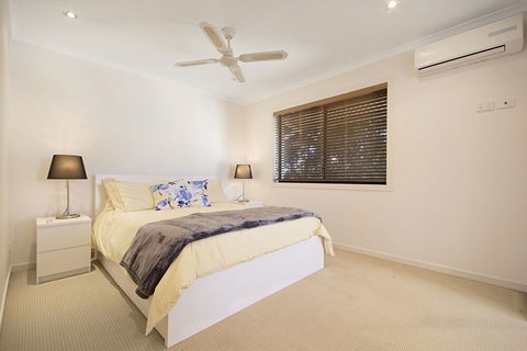 Minutes Walk To Peregian Beach & Surf! Unit 1 / 28 Pelican Street - Accommodation Sydney 4