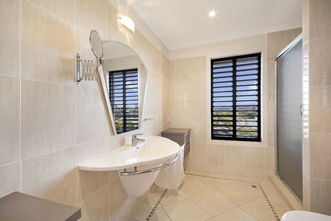Minutes Walk To Peregian Beach & Surf! Unit 1 / 28 Pelican Street - Accommodation Sydney 3
