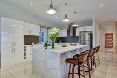 Luxury Darwin City Lights Jacuzzi Central Location Large House New Furnishings - Accommodation Sydney 3