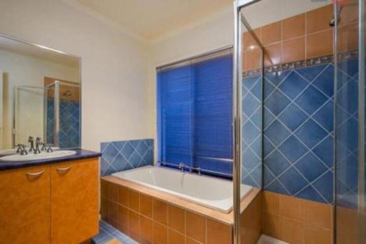 Altona Meadows VIC Sydney 4u