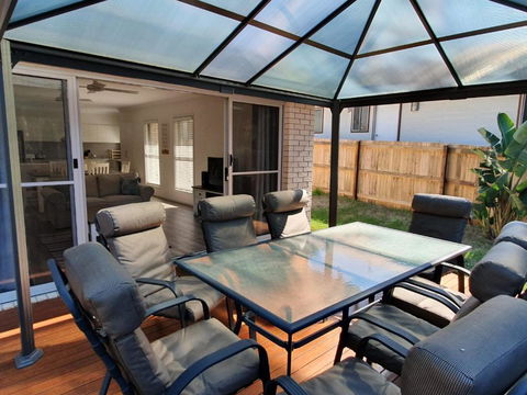 26 Satinwood Drive Low Set Modern Sleeps 8 - Sydney 4u 1