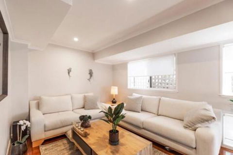Casual Hamptons Living Sunshine Beach - Sydney 4u 3