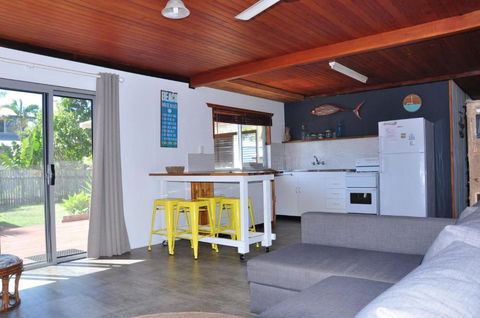 12 Zircon Street Renovated Beach Shack With The Perfect Blend Of Comfort & Coastal Cool - Sydney 4u 5