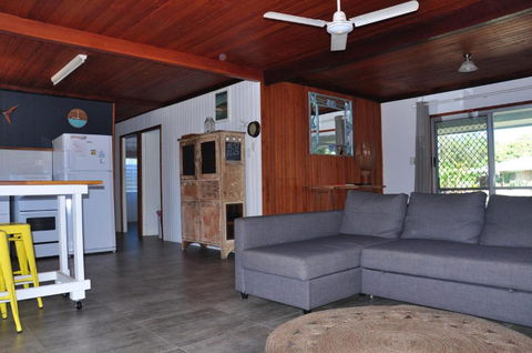 12 Zircon Street Renovated Beach Shack With The Perfect Blend Of Comfort & Coastal Cool - Sydney 4u 4