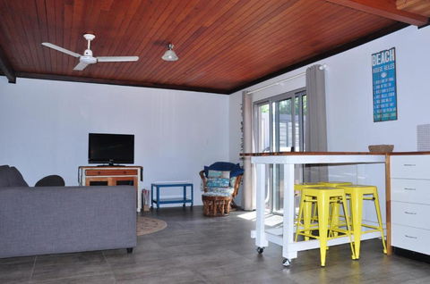 12 Zircon Street Renovated Beach Shack With The Perfect Blend Of Comfort & Coastal Cool - Sydney 4u 1