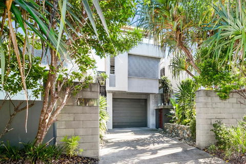 Contemporary & Central Sunshine Beach - Sydney 4u 6