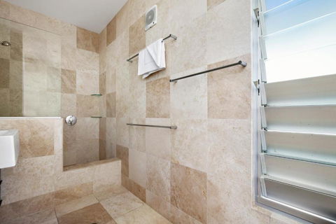 Contemporary & Central Sunshine Beach - Sydney 4u 5