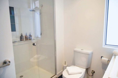 Trendy Modern 2BD Apartment Close To Beach & City - Sydney 4u 5