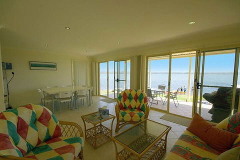 Blue Water At Mannering Park - Accommodation Sydney 7