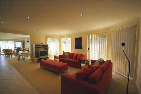 Blue Water At Mannering Park - Accommodation Sydney 3